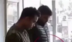 शोरूम से मोबाइल चोरी करते दो सिपाही सीसीटीवी में कैद, निलंबित