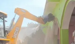 संभल में सरकारी जमीन हो रही कब्जामुक्त, बुलडोजर के डर से लाेग खुद हटा रहे दीवारें, जिलाधिकारी बोले- जारी रहेगी कार्रवाई