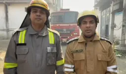 ग्रेटर नोएडा में गत्ता बनाने वाली फैक्ट्री में लगी भंयकर आग