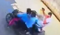 ग्रेटर नोएडा में दूध कारोबारी के घर पर बाइक सवार बदमाशों ने की फायरिंग,  सीसीटीवी वायरल 