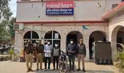 ग्रेटर नोएडा: बाइक राइडर्स से लूटपाट करने वाले तीन बदमाश गिरफ्तार, बरामद हुआ मोबाइल और नकद