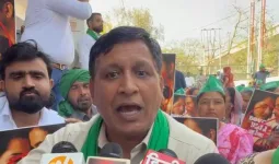 नोएडा: डीएम आवास कूच कर रहे किसानों की पुलिस से तीखी भिड़ंत, 'यादव जी की लव स्टोरी' फिल्म और बिजली संकट पर भारी हंगामा