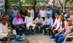 मुजफ्फरनगर में खतौली तहसील परिसर में अधिवक्ताओं ने उड़ाया गुलाल, फागुनी गीतों पर जमकर थिरके वकील