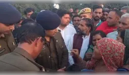 अमरोहा गोलीकांड: मेरठ में हरिओम की मौत से सलामतपुर में भारी तनाव, शव सड़क पर रख परिजनों ने लगाया जाम