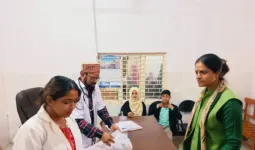 अमरोहा: अस्पतालों की व्यवस्था परखने अचानक 'छापेमारी' पर निकलीं डीएम, वार्डों में पैदल घूमता देख कर्मचारियों में मची खलबली