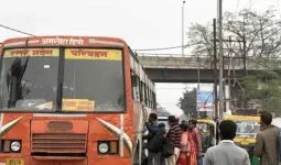 रामपुर में डीएम के आदेश बेअसर, हाईवे पर खुलेआम रुक रहीं रोडवेज बसें, हादसों का खतरा बढ़ा