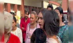 खतौली में होली की 'बधाई' को लेकर किन्नरों के दो गुटों में 'मल्लयुद्ध', जमकर चले पत्थर और लाठियां