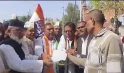 अमरोहा में कांग्रेस का एक दिवसीय सत्याग्रह, गांधी प्रतिमा स्थल पर धरना, लखनऊ लाठीचार्ज के विरोध में सौंपा ज्ञापन