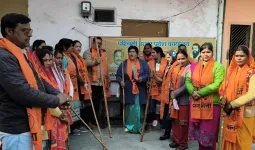 मुजफ्फरनगर: वैलेंटाइन डे पर 'लाठी' का पहरा, क्रांति सेना ने प्रेमी युगलों को दी गंजा करने की चेतावनी 