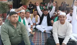 मुजफ्फरनगर: सुवाहेड़ी कैम्पा-कोला फैक्ट्री पर जमीन कब्जाने का आरोप, तहसील में भाकियू तोमर का दूसरे दिन भी धरना जारी