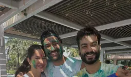 होली के रंगों में रंगी नजर आईं कटरीना कैफ, परिवार संग शेयर की तस्वीर