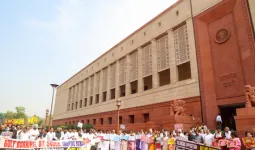 पश्चिम एशिया संकट पर लोकसभा में विपक्ष का हंगामा, सदन की कार्यवाही मंगलवार तक स्थगित 