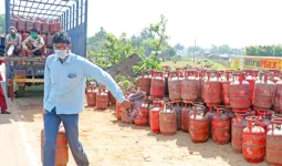 संसद में गूंजा LPG मुद्दा : 5 दिनों में एलपीजी उत्पादन 28 प्रतिशत बढ़ा, सिलेंडर डिलीवरी समय 2.5 दिन ही: हरदीप सिंह पुरी 