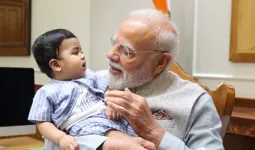 'नन्हे दोस्त के साथ': पीएम मोदी ने सोशल मीडिया पर बच्चे के साथ शेयर की प्यारी तस्वीर, इंटरनेट पर वायरल