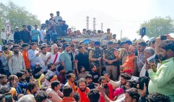 मथुरा: 'फरसा बाबा' की मौत के बाद कोसीकलां में बवाल; 300 से अधिक पर मुकदमा, अब तक 19 गिरफ्तार