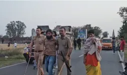 मथुरा: 'फरसा वाले बाबा' के आश्रम जा रहे दक्ष चौधरी गिरफ्तार, गौ-सेवकों का थाने पर कूच; भारी तनाव