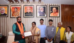  बिहार : शहीद सुबेदार संतोष कुमार की पत्नी को उपमुख्यमंत्री सम्राट चौधरी ने सौंपे 1 एकड़ जमीन के कागजात