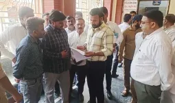 शामली: नगर पालिका परिषद के सफाई कर्मचारियों ने मुख्यमंत्री को ज्ञापन सौंपकर अपनी मांगें रखीं