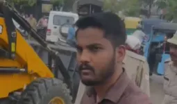 गाजियाबाद में प्राण प्रतिष्ठा से पूर्व परशुराम मंदिर पर जीडीए का चला पीला पंजा, मूर्ति नाले में गिरने से भड़का जन आक्रोश