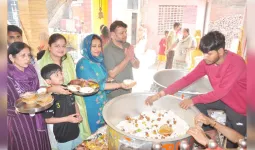 शामली के बड़ी माता मंदिर में उमड़ा आस्था का सैलाब, परिवार की सुख-समृद्धि के लिए की विशेष पूजा