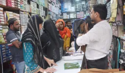 शामली में ईद-उल-फितर की तैयारियों के चलते बाजारों में खरीदारी की भारी भीड़