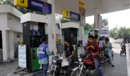 ईद से पहले पाकिस्तान में तेल की कीमतों में भारी बढ़ोतरी, लाखों लोगों के लिए बढ़ी परेशानी