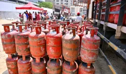 एलपीजी की जमाखोरी और कालाबाजारी पर सरकार सख्त, मारे गए 12,000 से ज्यादा छापे; 15,000 सिलेंडर किए गए जब्त