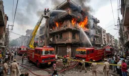 गाजियाबाद के खोड़ा में 5 मंजिला इमारत में भीषण आग, 150 लोगों की जान पर बनी, अवैध निर्माण की खुली पोल