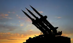 दुबई में मिसाइल अलर्ट: UAE एयर डिफेंस ने नाकाम किए हमले, निवासियों को सुरक्षित रहने की सलाह