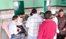 मुज़फ्फरनगर: सम्भलहेड़ा में राशन वितरण में खेल, अंगूठा लगवाकर राशन न देने का ग्रामीणों ने किया विरोध