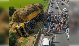 मुजफ्फरनगर के मंसूरपुर में अनियंत्रित होकर पलटा ओवरलोड भूसे का ट्रक, टला बड़ा हादसा