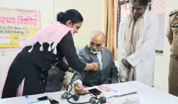 नोएडा में न्यायमूर्ति ने न्यायालय परिसर में लगे स्टॉलों का अवलोकन कर कराई रक्तचाप की जांच