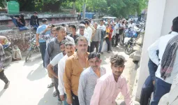 शामली: गैस सिलेंडरों की भारी किल्लत से आम लोगों को हो रही मुश्किलें