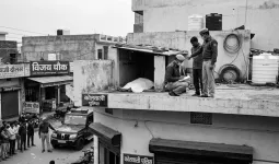 शामली: बिल्डिंग की छत पर अज्ञात व्यक्ति का शव मिलने से फैली सनसनी 