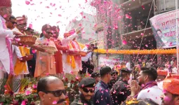 होली के रंग में दिखे योगी आदित्यनाथ, चश्मा लगाकर नृसिंह शोभायात्रा में शामिल हुए, दिया सनातन धर्म का बड़ा संदेश