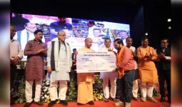 लखनऊ: सीएम योगी ने कैलाश मानसरोवर यात्रियों को दी ₹1-1 लाख की सहायता