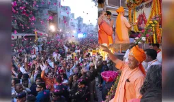 गोरखपुर में मुख्यमंत्री योगी आदित्यनाथ ने खेली फूलों की होली, भक्त प्रह्लाद शोभायात्रा में हुए शामिल, प्रह्लाद की आरती उतारी   