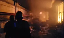 गाजियाबाद में ट्रॉनिका सिटी की फैक्ट्री में भीषण आग! 12 फायर टेंडर से 6 घंटे में बुझी लपटें, टीन शेड भरभराकर गिरा