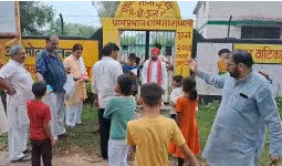 शामली में बंद स्कूल के बाहर सपाइयों की हुंकार! ‘पाठशाला पुकारे’ अभियान में बच्चों को बांटी किताबें-पेंसिल, सरकार पर निशाना