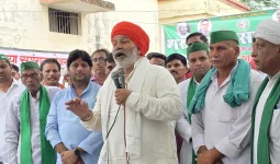 हाथरस में धरने पर बैठे किसानों के बीच पहुंचे राकेश टिकैत, सरकार को घेरा