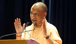 मथुरा में सीएम योगी के काफिले के पास बिजली के तारों में धमाका, सुरक्षा में बड़ी चूक