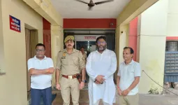 मुजफ्फरनगर में विवादित होर्डिंग पर सपा-भाजपा समर्थक आमने-सामने, पोस्टर फाड़े जाने के बाद पुलिस की बड़ी कार्रवाई