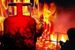 नोएडा: सेक्टर-63 क्षेत्र की बिल्डिंग में भीषण आग, सिलेंडर ब्लास्ट से मची अफरा-तफरी