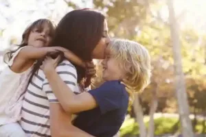 बच्चों की परवरिश: स्वस्थ और सकारात्मक वातावरण के लिए सुझाव