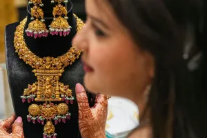 सर्राफा बाजार में सोने की घटी चमक, चांदी में भी 10 हजार रुपये से अधिक की गिरावट