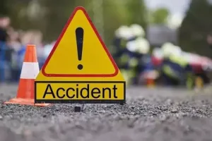 भीषण सड़क हादसा: ट्रेलर में पीछे से घुसी तेज रफ्तार कार, महिला समेत 5 लोगों की दर्दनाक मौत