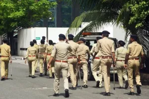 आगरा कोर्ट परिसर में बम की खबर से मची अफरातफरी..भारी पुलिस बल और बम निरोधक दस्ते ने चलाया सर्च ऑपरेशन