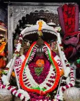 अयोध्या की हनुमानगढ़ी में उमड़े श्रद्धालु, जय बजरंगबली से गूंजा धाम