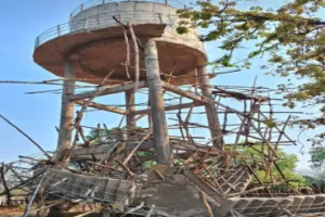 आगरा में पानी की टंकी गिरी, पूरे इलाके में हाहाकार! 3 दिन से बूंद-बूंद को तरसे लोग”