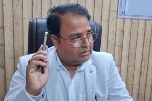 यूपी में एक और इस्तीफा! CM योगी के सम्मान में GST डिप्टी कमिश्नर का इस्तीफा, रोते हुए बोले- 'नमक का हक अदा किया'